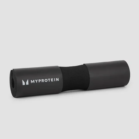Zwart halterkussen van Myprotein, gemaakt van schuim met een uitsparing in het midden.