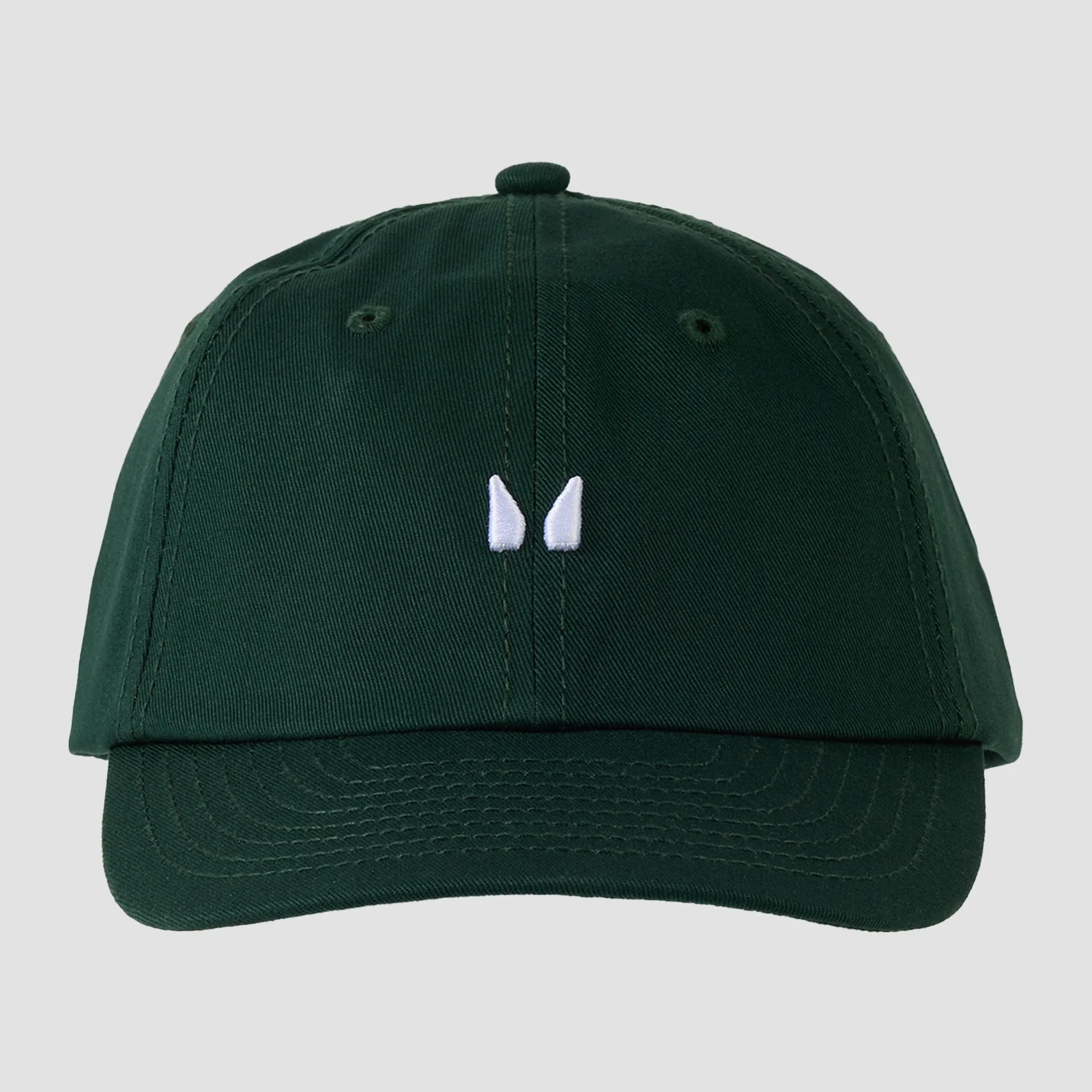 Een donker smaragdgroene baseballpet met een wit logo op de voorkant.
