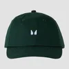 Een donker smaragdgroene baseballpet met een wit logo op de voorkant.