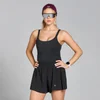Een vrouw met een portrode Myprotein hoofdband, zonnebril, zwarte sporttop en zwarte sportshort.