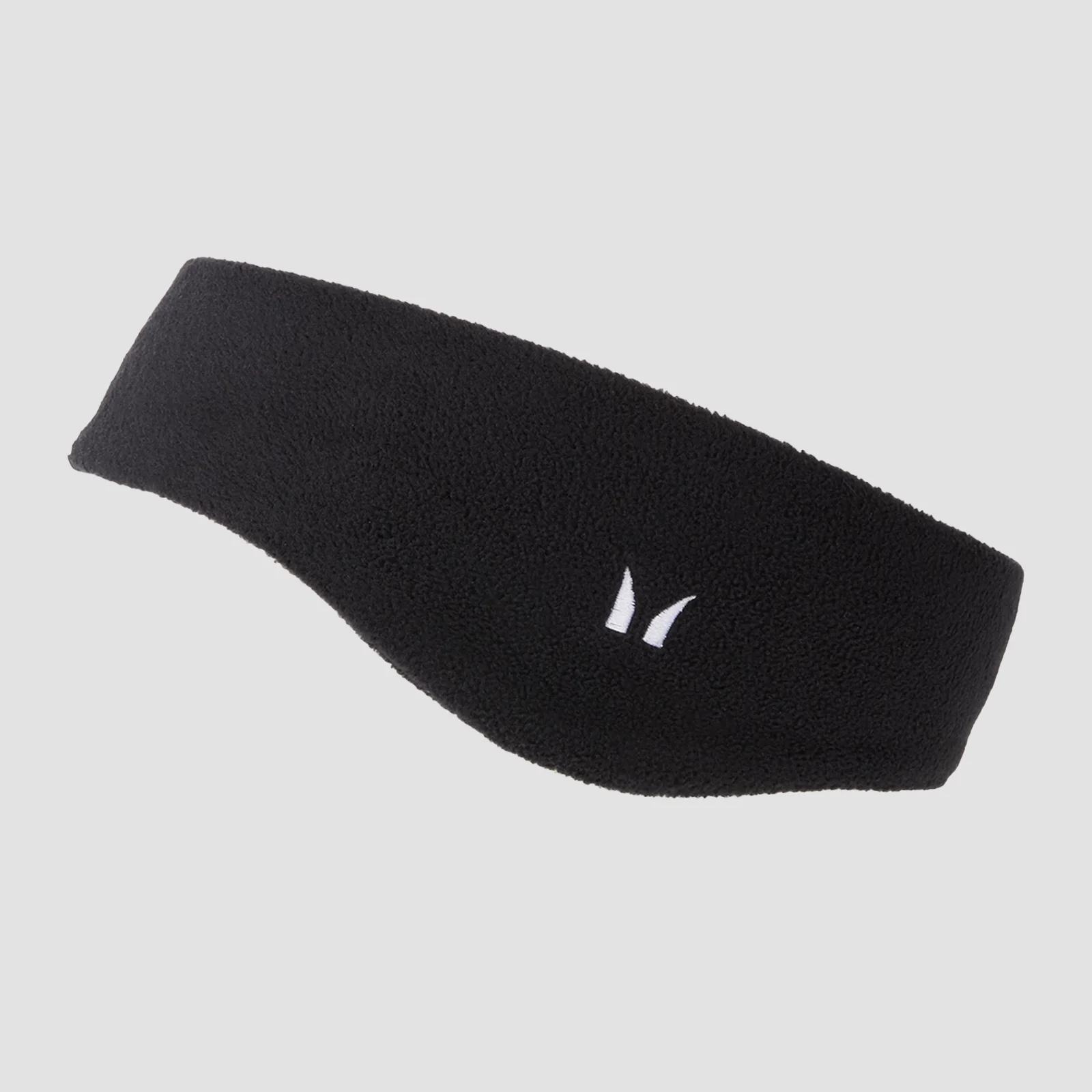 Zwarte fleece oorwarmer met een klein, wit logo aan de zijkant.