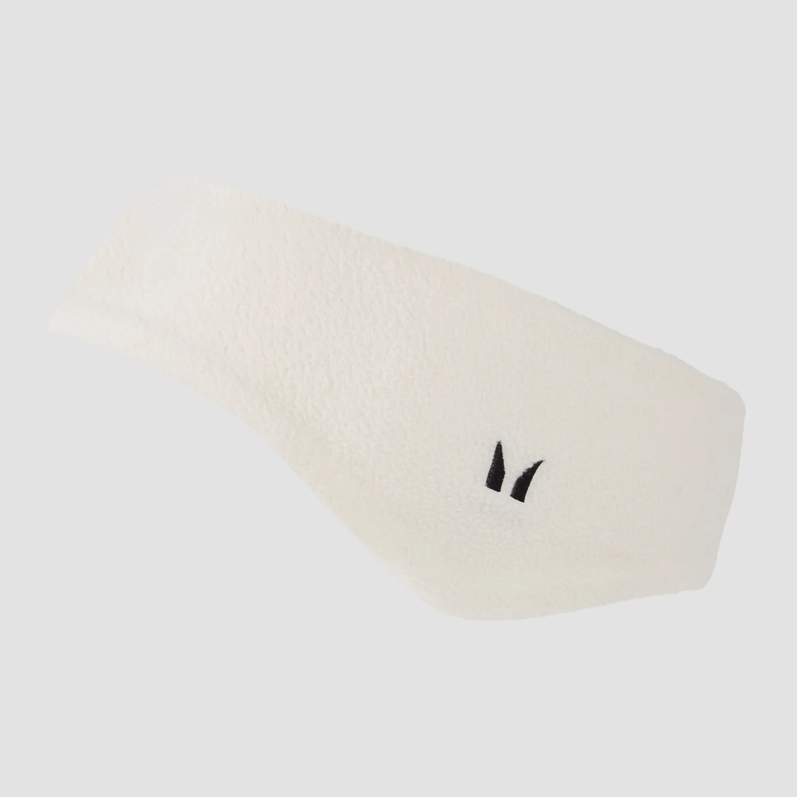 Een lichtroomwitte fleece oorwarmer met een klein, zwart logo.