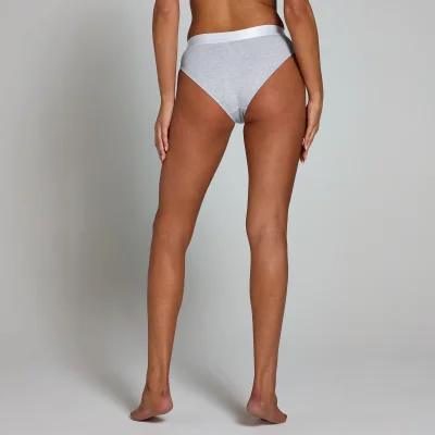 Een vrouw draagt een gemêleerd grijs bikinibroekje met een witte tailleband, gezien van achteren.