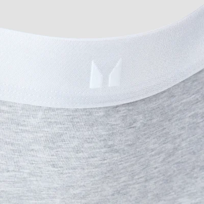 Close-up van een gemêleerd grijs bikinibroekje met een witte band en het Myprotein logo.
