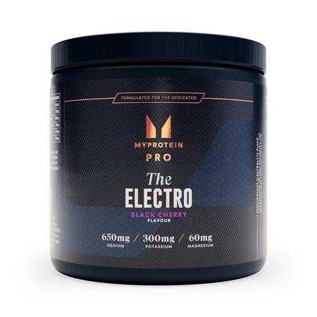 Een donkerblauwe pot met het opschrift "Myprotein THE Electro, Black Cherry.