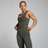 Een vrouw draagt een nachtgrijs hemd en legging van Myprotein.