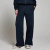Donkersaffierblauwe joggingbroek met rechte pijpen en een klein wit logo op de heup.