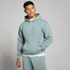 Een loodgrijze oversized hoodie met capuchon en buidelzak, met een klein logo op de borst.