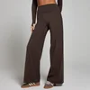 Een cacaobruine legging met wijde pijpen, gedragen door een model met bijpassende top en bruine sneakers.