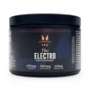 Een donkerblauwe pot met een zwart etiket, met de tekst "The Electro" van Myprotein.