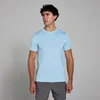 Een man draagt een hemelsblauw T-shirt met korte mouwen en grijze sportshorts.