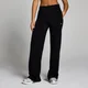 Een vrouw draagt een zwarte joggingbroek met rechte pijpen en een klein wit logo.
