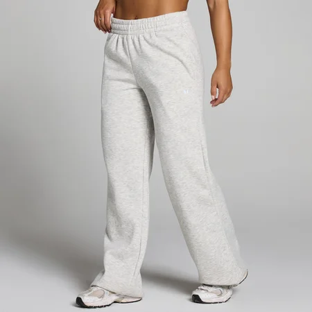 Een dame draagt een gemêleerde grijze joggingbroek met rechte pijpen en een elastische tailleband.