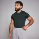 Een man draagt een donkergrijs, geribbeld T-shirt met korte mouwen en een klein logo.