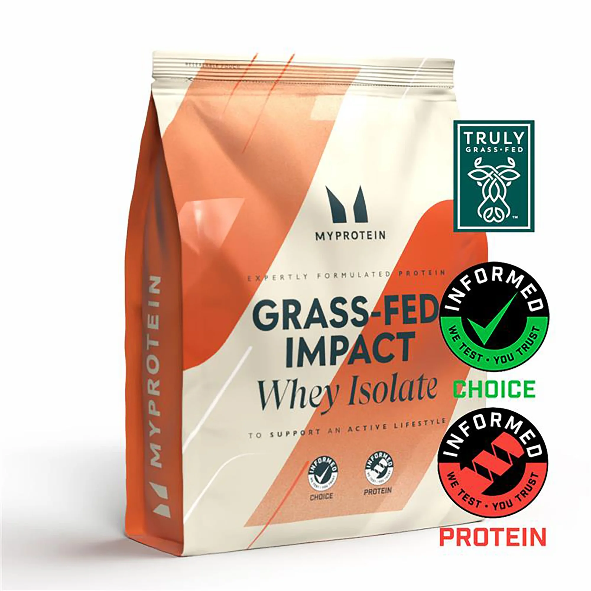 Een rechthoekige zak Myprotein Impact Whey Isolate, met oranje en witte vlakken en diverse logo's.
