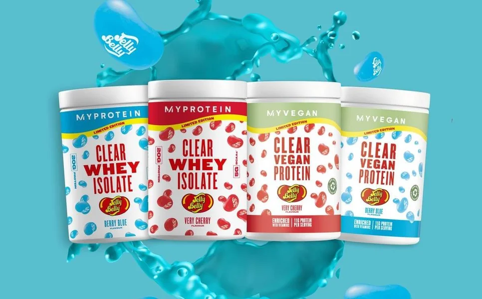 De nieuwe Clear Whey Isolate en Clear Vegan Protein Jelly Belly smaak proteïne tub in Very Cherry en Berry Blue.